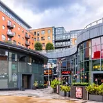 City 2 Bed, 2 Bath, Free Parking & Wifi