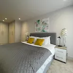 Spectacular 2 Bedroom Apartment In Great Location