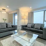 Spectacular 2 Bedroom Apartment In Great Location