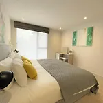 Spectacular 2 Bedroom Apartment In Great Location