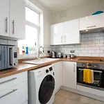 Spacious 4Br, Parking, Near Centre, Accommodates 8