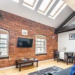 Beautiful 1-Bed Apartment In Grade Listed Warehouse - Victoria Quays, Sheffield City Centre, Free Parking, Pet Friendly, Netflix