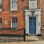 Paradise Square - Remodelled 18Th Century Apartme