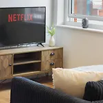 Modern 2-Bed Apartment, Free Parking, City Centre, Netflix & Pet Friendly - Hosted By Stay Host Save