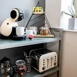 Perfectly Located City Centre Studio Apartment - West One With Free Wifi, Gym Access, Netflix