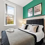 20 Percent Off! Stylish Sheffield Abode Sleeps 12