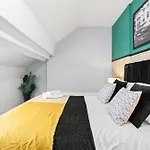 20 Percent Off! Stylish Sheffield Abode Sleeps 12