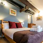 Beautiful 1-Bed Apartment In Grade Listed Warehouse - Victoria Quays, Sheffield City Centre, Free Parking, Pet Friendly, Netflix