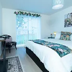 Luxury Ground Floor 2 Bedroom Apartment Free Wifi & Parking
