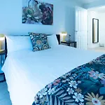 Luxury Ground Floor 2 Bedroom Apartment Free Wifi & Parking