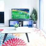 Luxury Ground Floor 2 Bedroom Apartment Free Wifi & Parking