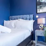 Blue Shade Studio Apartment In Sheffield City