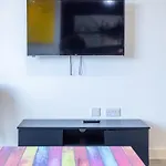 Blue Shade Studio Apartment In Sheffield City