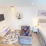 Sheffield City Apartment Retreat