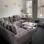 8 Bed 9 Bath Ensuite House With Hot Tub And Free Parking