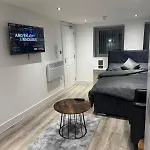 Modern Sheffield Studio Wifi Parking, Smart Tv