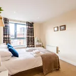 Spacious City 2 Bed, 2 Bath, Free Parking & Wifi