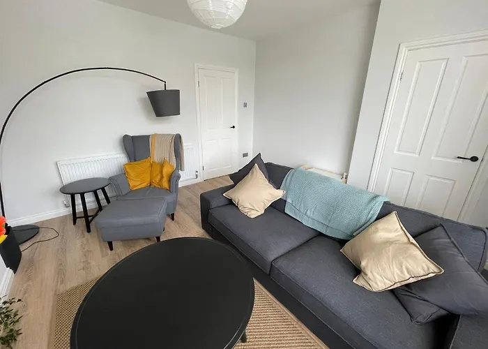 Modern & Spacious Home With Garden And Parking