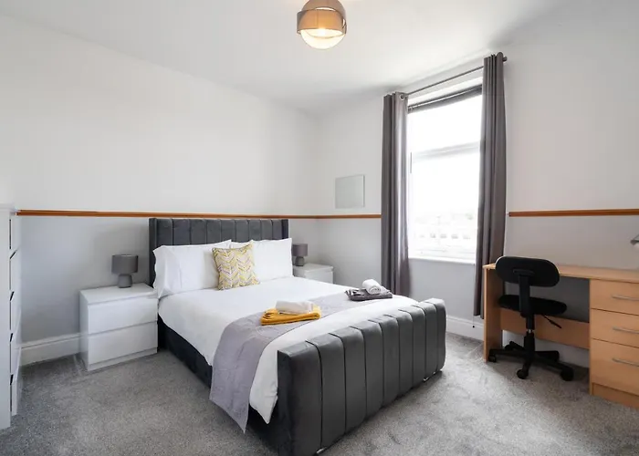 Spacious 4Br, Parking, Near Centre, Accommodates 8