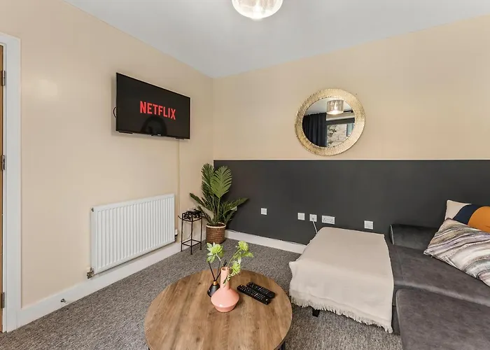 Beautiful 2 Bed In Sheffield - Parking - Garden