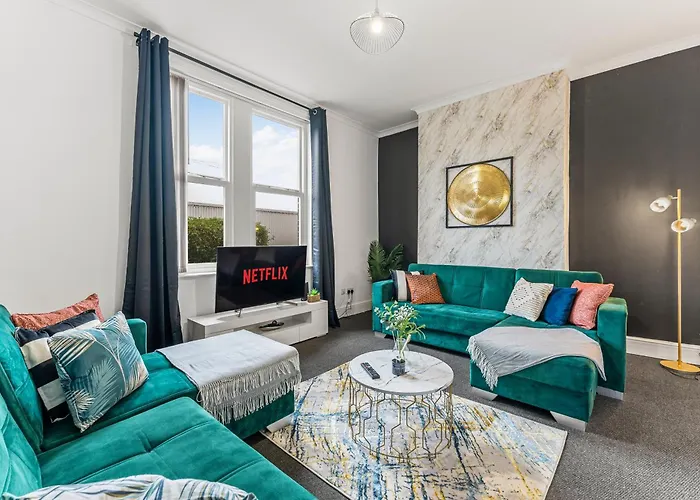 20 Percent Off! Stylish Sheffield Abode Sleeps 12