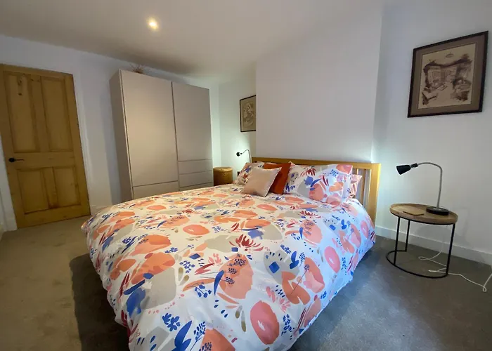 Stylish 3 Bedroom Apartment In Historic City Centre Building