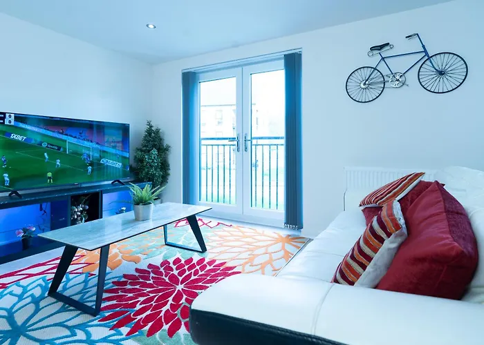Luxury Ground Floor 2 Bedroom Apartment Free Wifi & Parking