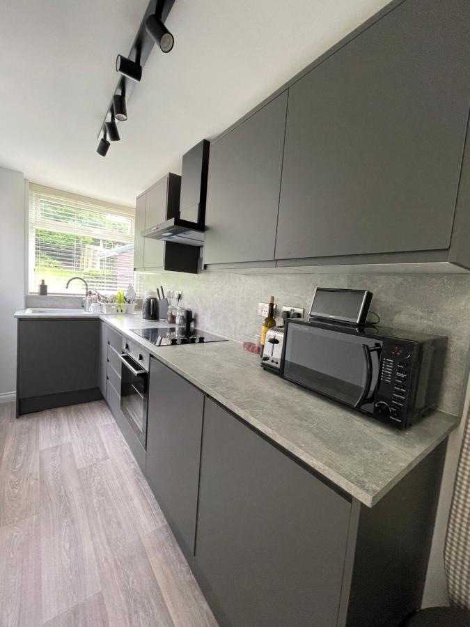 Modern & Spacious With Garden And Parking Holiday home *