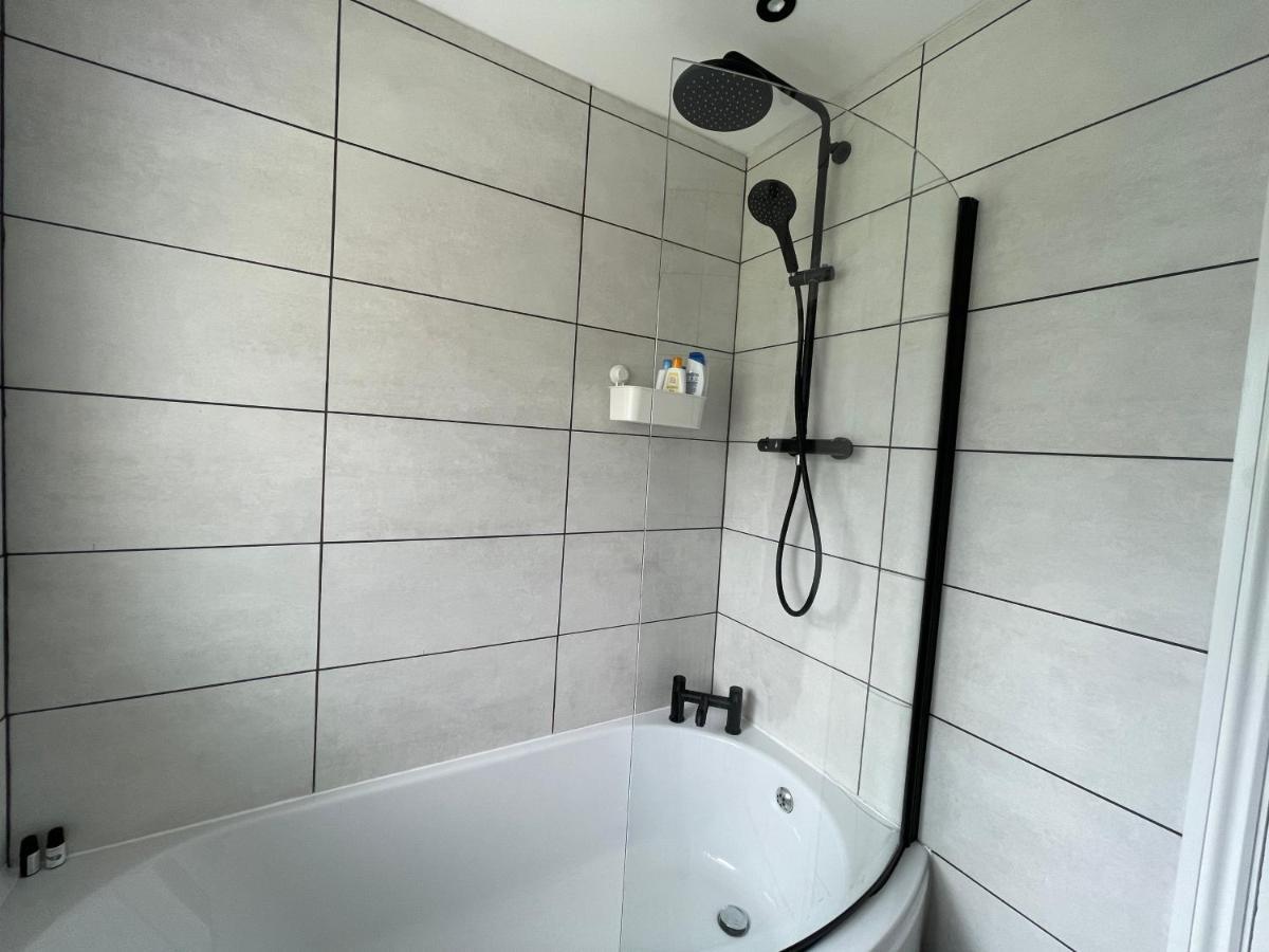 Modern & Spacious With Garden And Parking * Sheffield