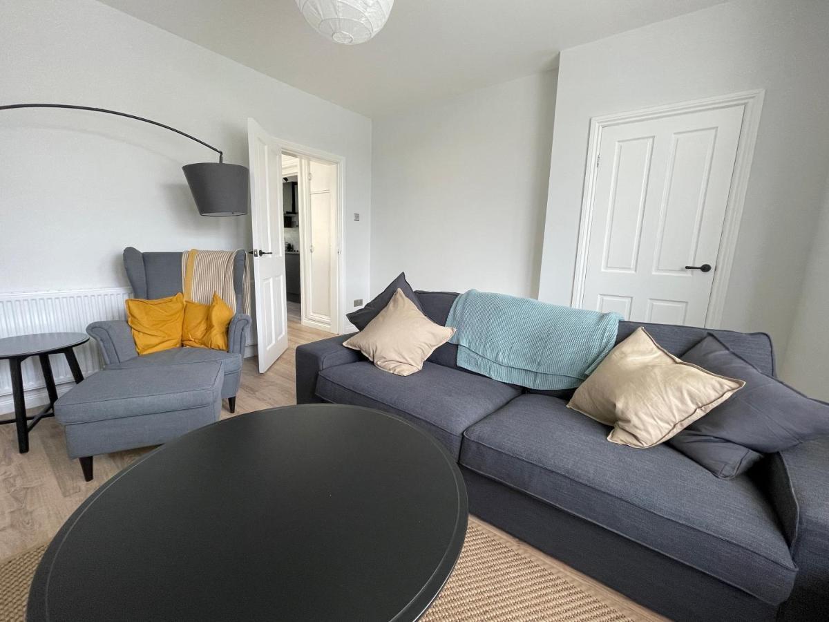 Holiday home Modern & Spacious With Garden And Parking Sheffield