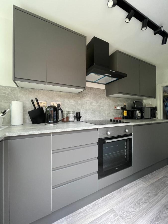 Holiday home Modern & Spacious With Garden And Parking *