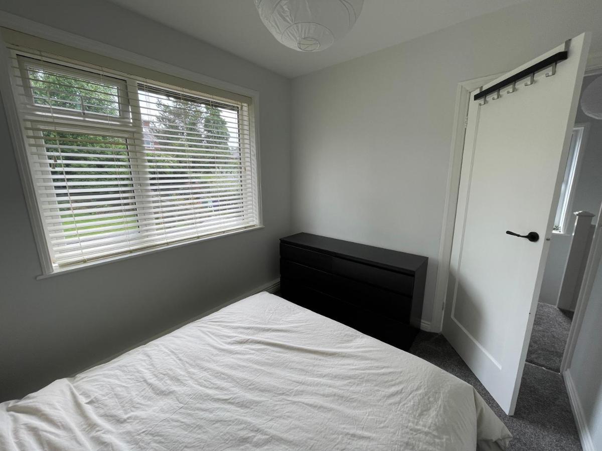 Modern & Spacious With Garden And Parking Holiday home *