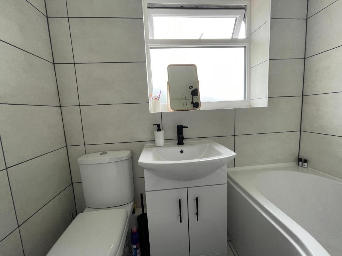 Modern & Spacious With Garden And Parking Sheffield