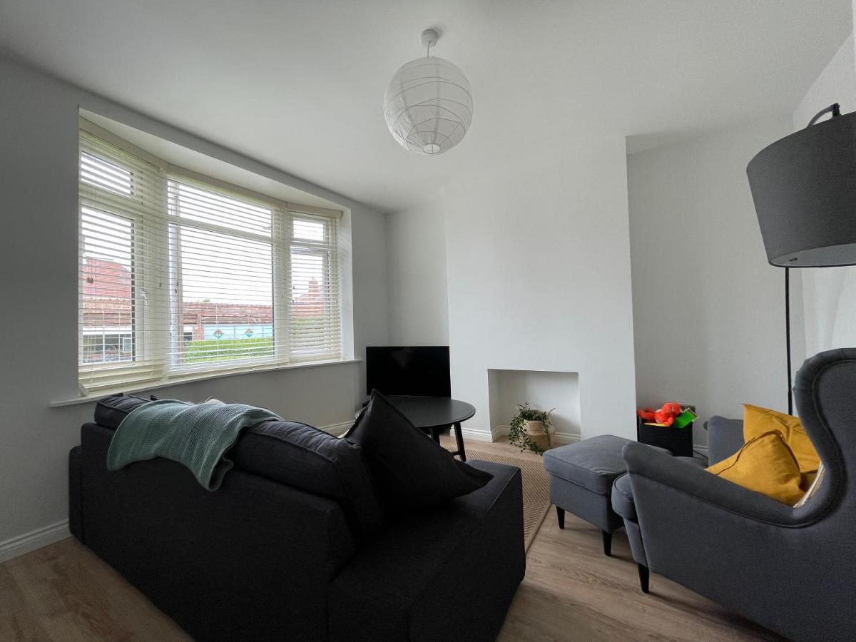 Holiday home Modern & Spacious With Garden And Parking