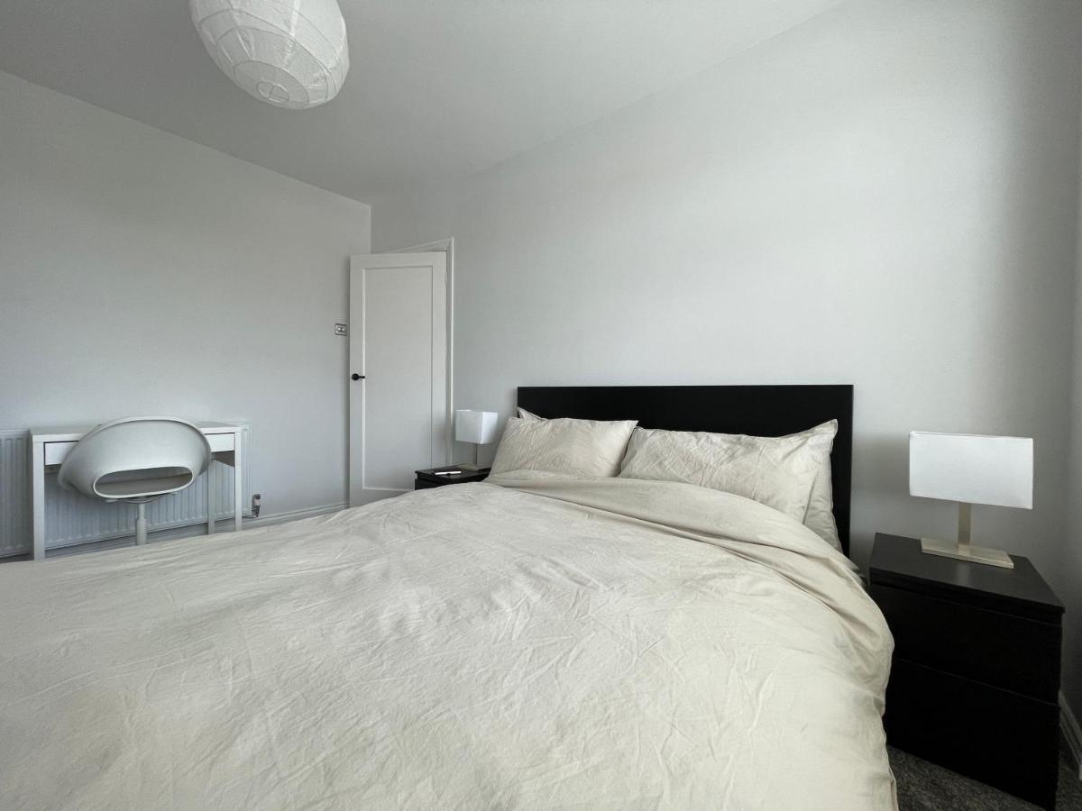 Modern & Spacious With Garden And Parking *