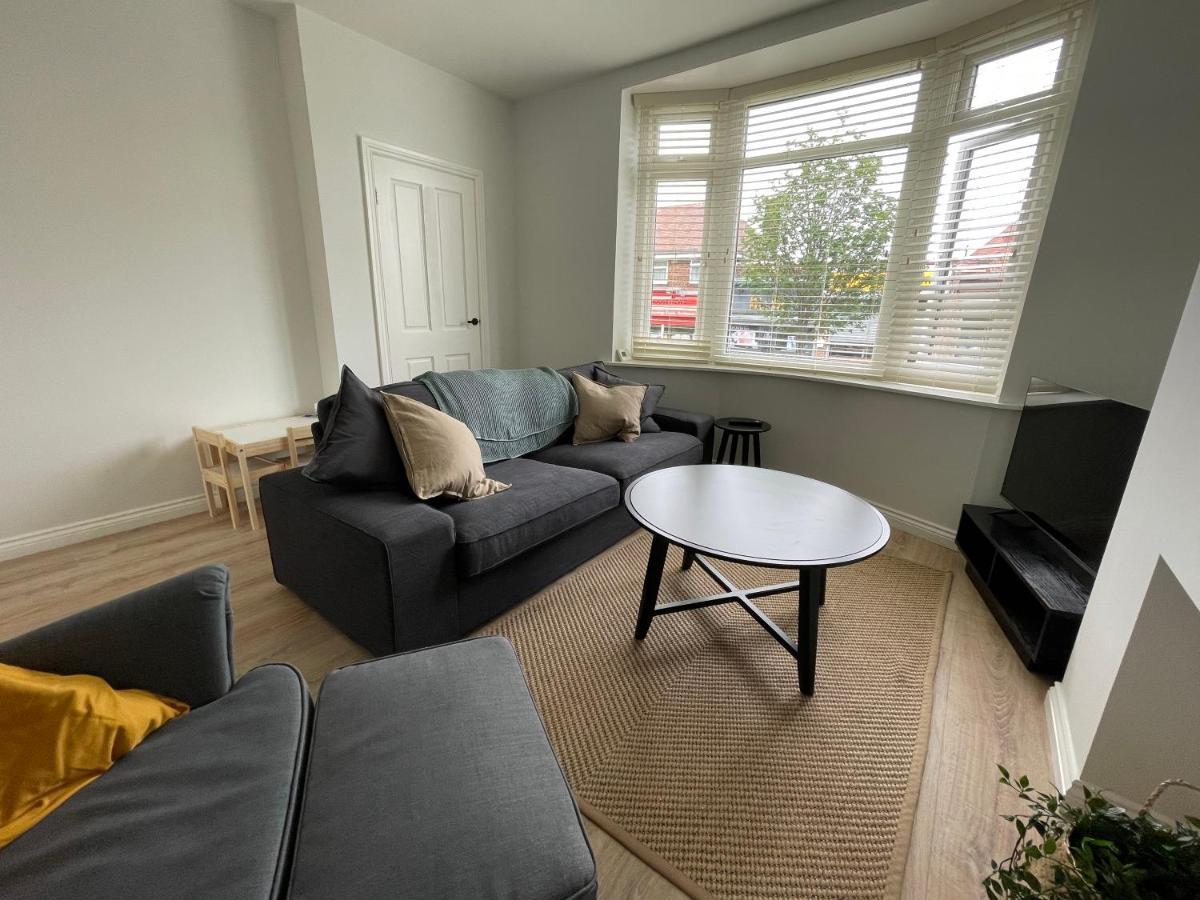 Holiday home Modern & Spacious With Garden And Parking *