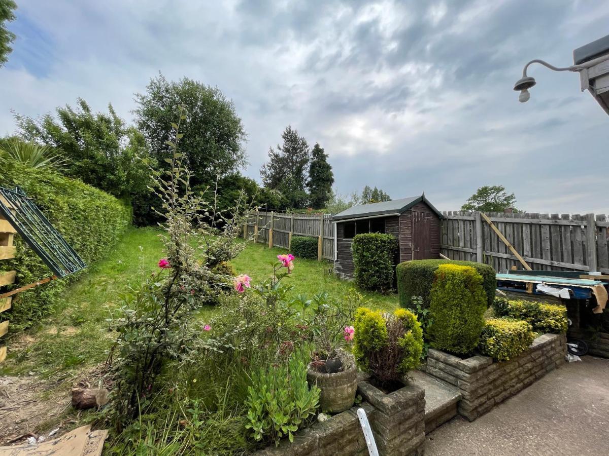 Modern & Spacious With Garden And Parking Holiday home Sheffield