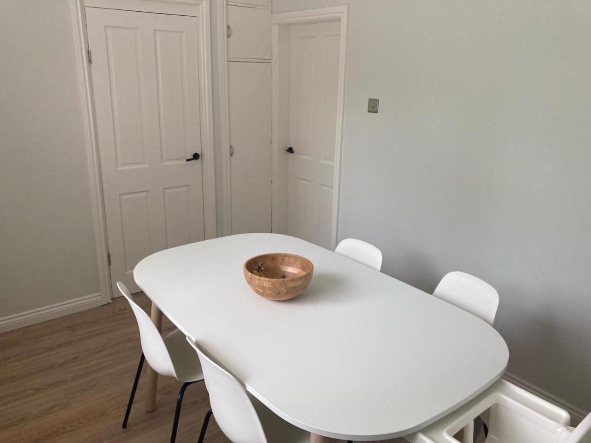Modern & Spacious With Garden And Parking Holiday home *