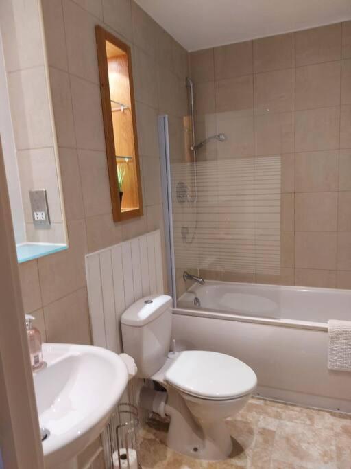 Large 2 Bed, 2 Bath, Free Parking & Wifi Apartment *