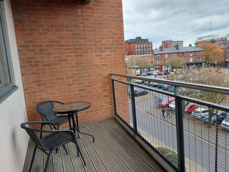 Large 2 Bed, 2 Bath, Free Parking & Wifi