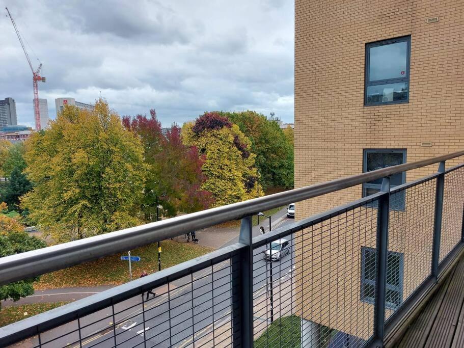 Large 2 Bed, 2 Bath, Free Parking & Wifi Apartment