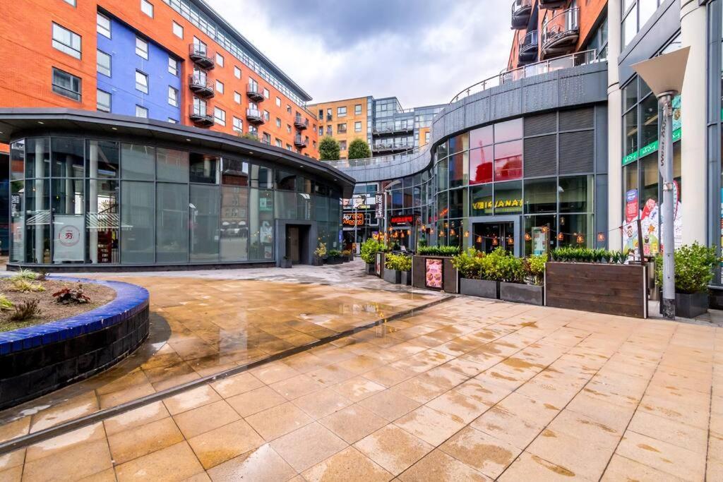 Large 2 Bed, 2 Bath, Free Parking & Wifi *