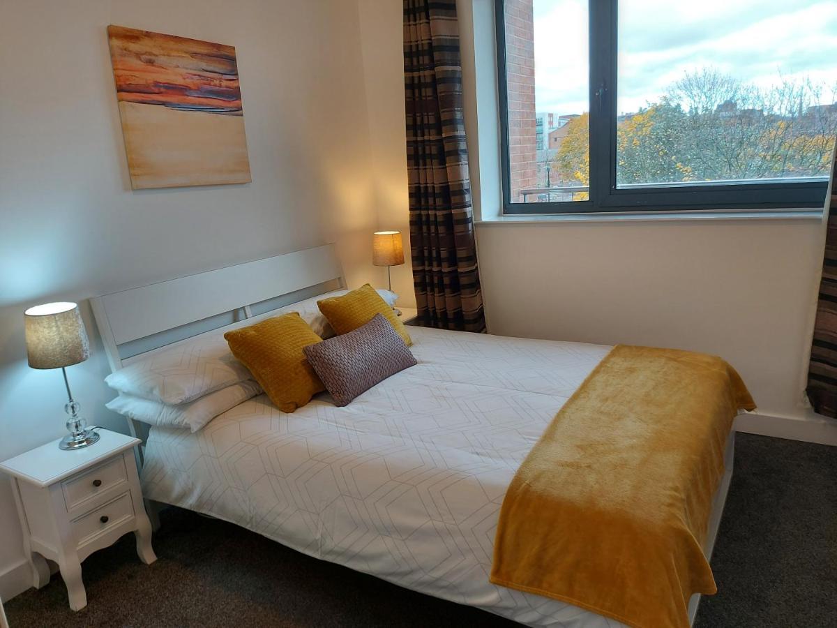 Large 2 Bed, 2 Bath, Free Parking & Wifi Apartment Sheffield