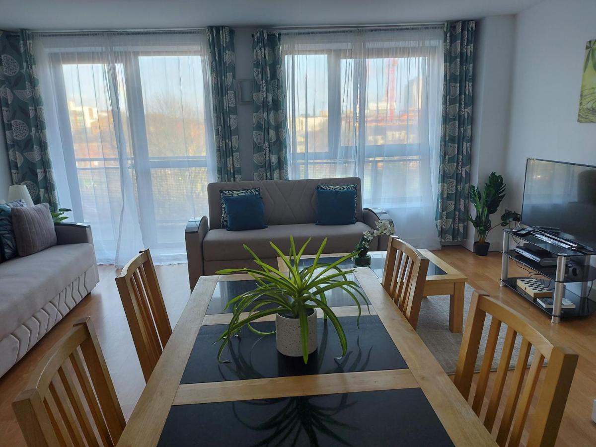 Large 2 Bed, 2 Bath, Free Parking & Wifi Apartment *