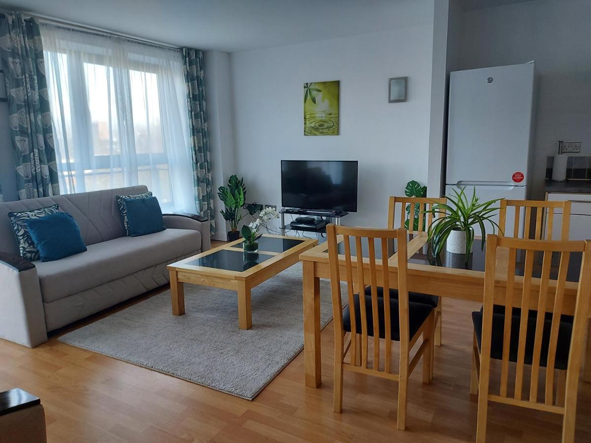 Large 2 Bed, 2 Bath, Free Parking & Wifi *