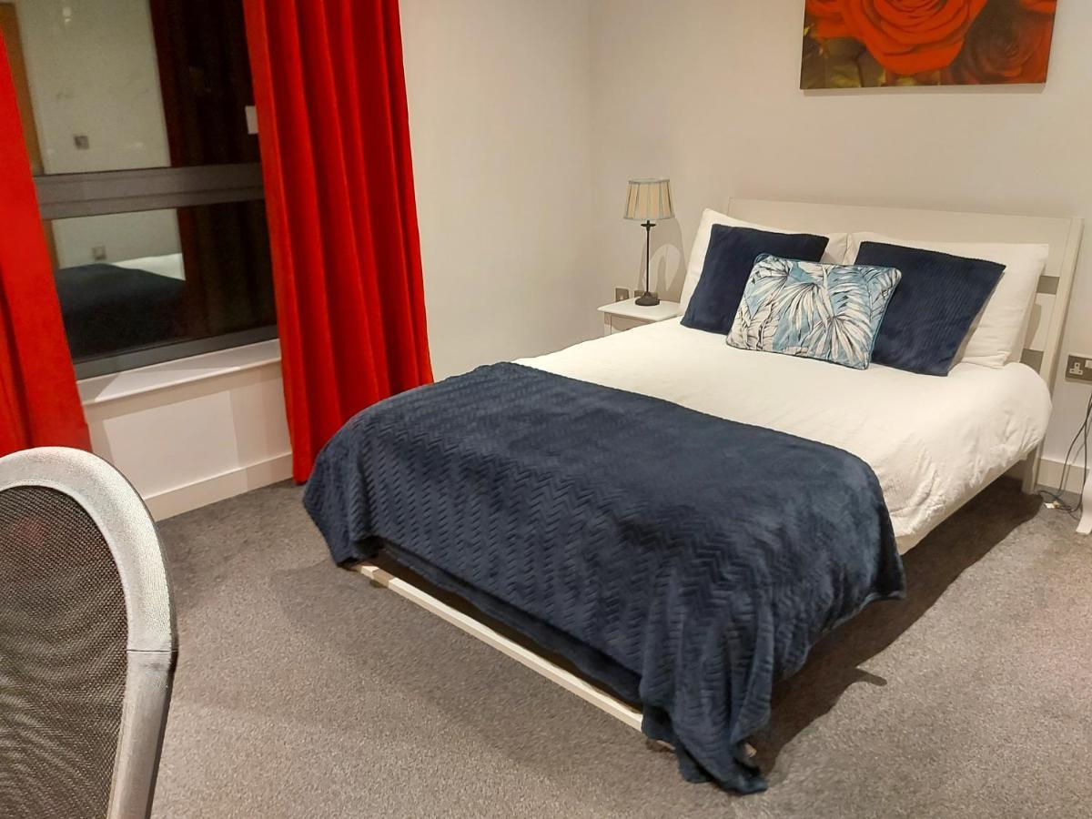 Apartment Large 2 Bed, 2 Bath, Free Parking & Wifi *