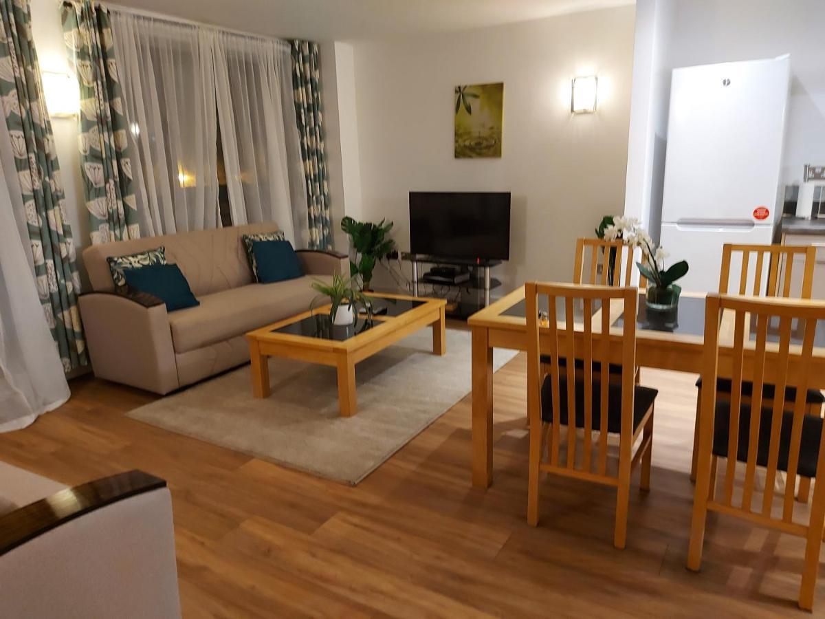 Large 2 Bed, 2 Bath, Free Parking & Wifi *