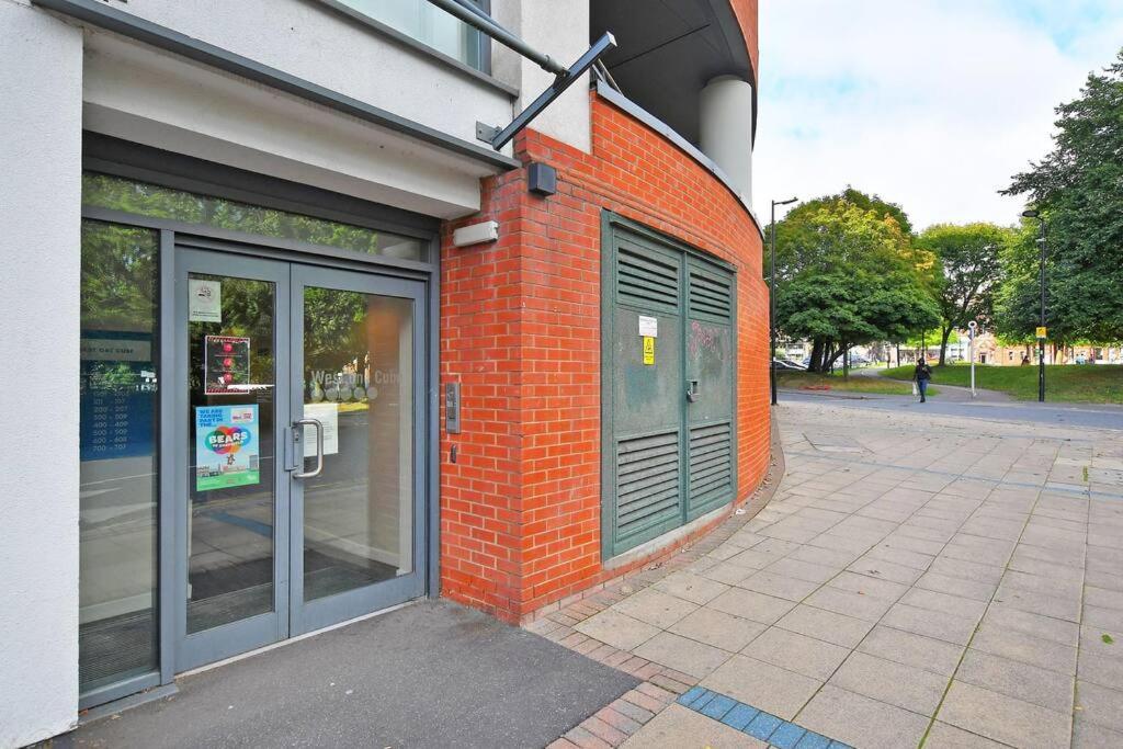 Perfectly Located Centre - West One With Free Wifi, Gym Access, Netflix Apartment *