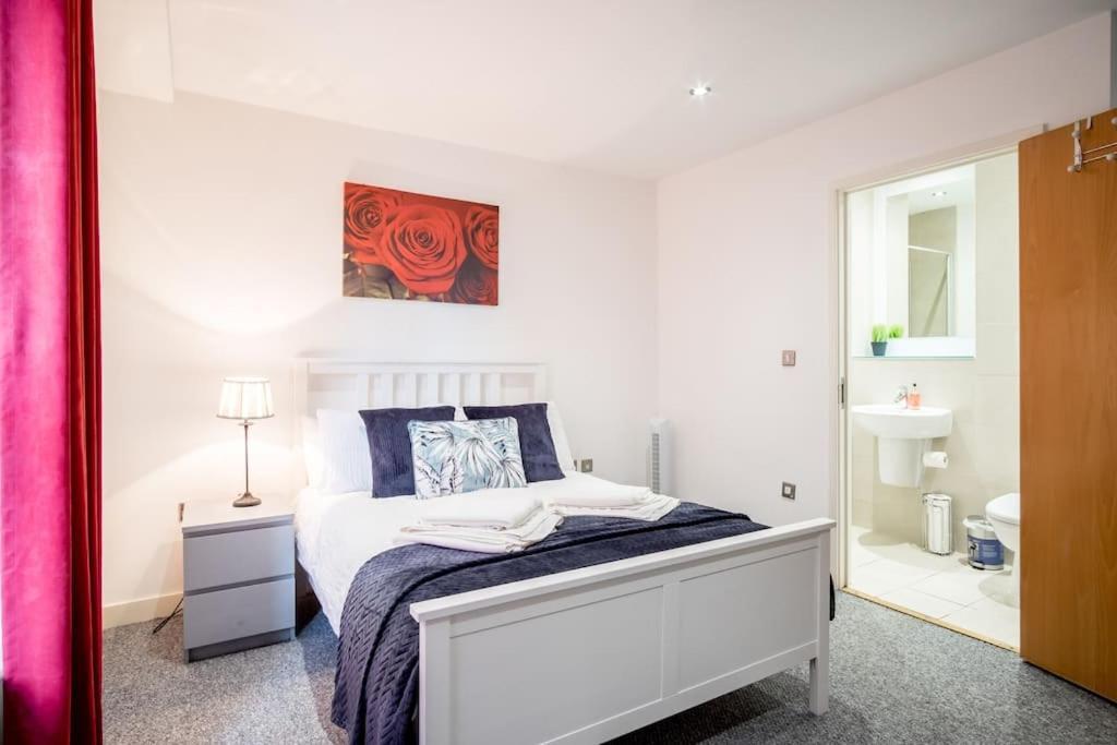 Large 2 Bed, 2 Bath, Free Parking & Wifi