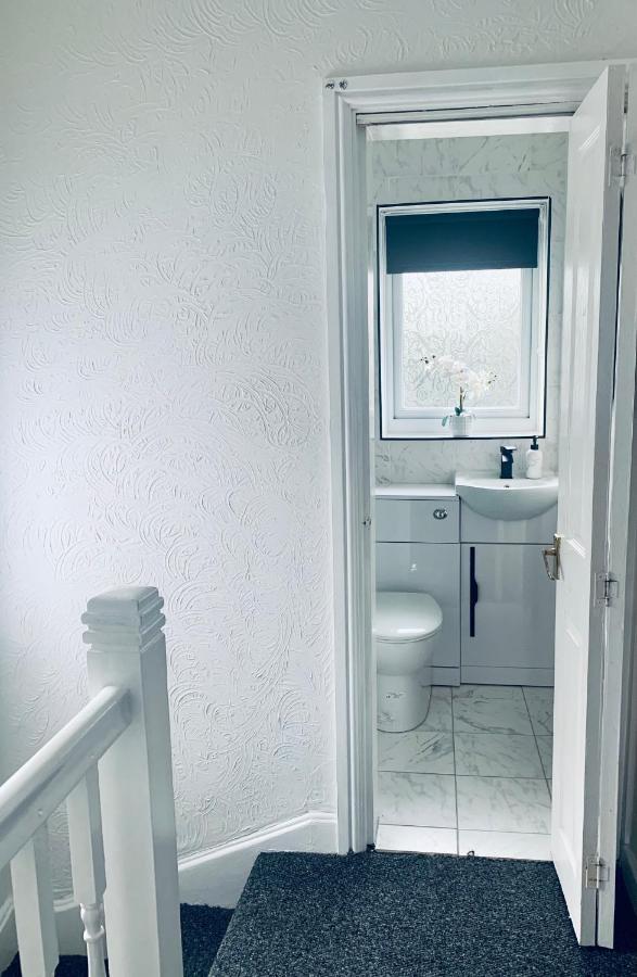 Comfortable 3 Bed Residential In * Sheffield